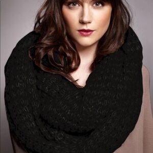 Paula‎ Bianco chunky knit infinity scarf